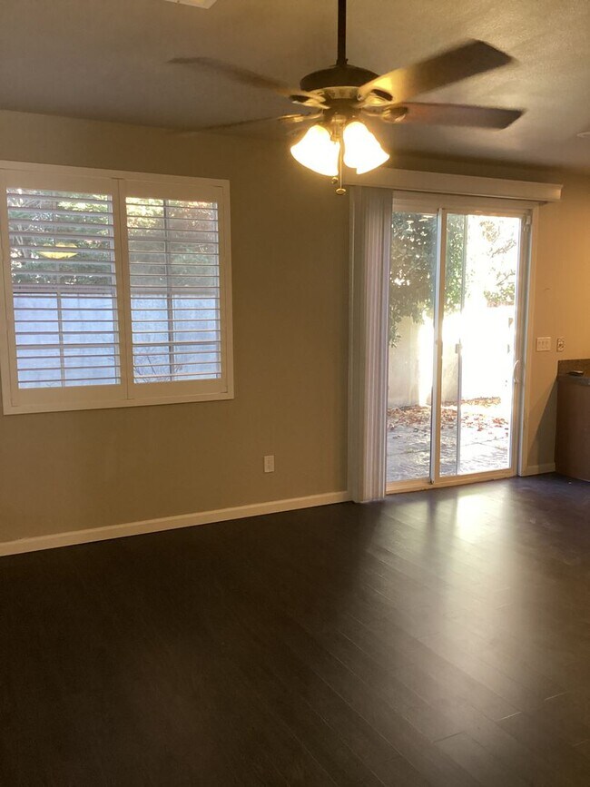 Foto del edificio - Lovely 3 bed 2.5 bath Home in Westlake!