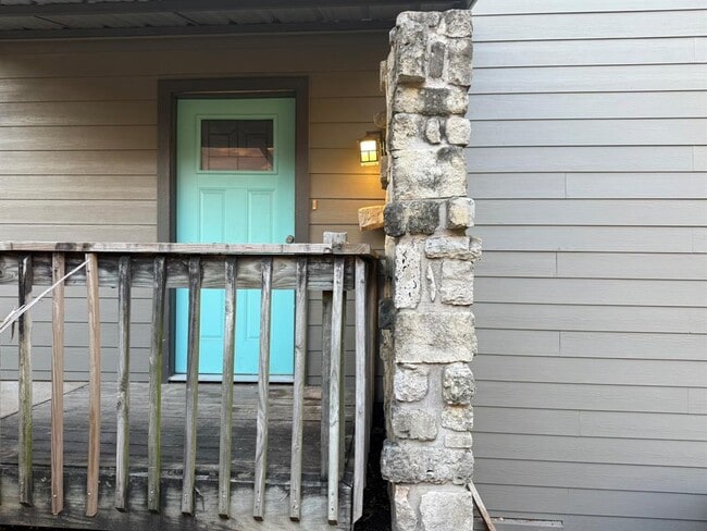 Building Photo - 1606 Waterloo Tr