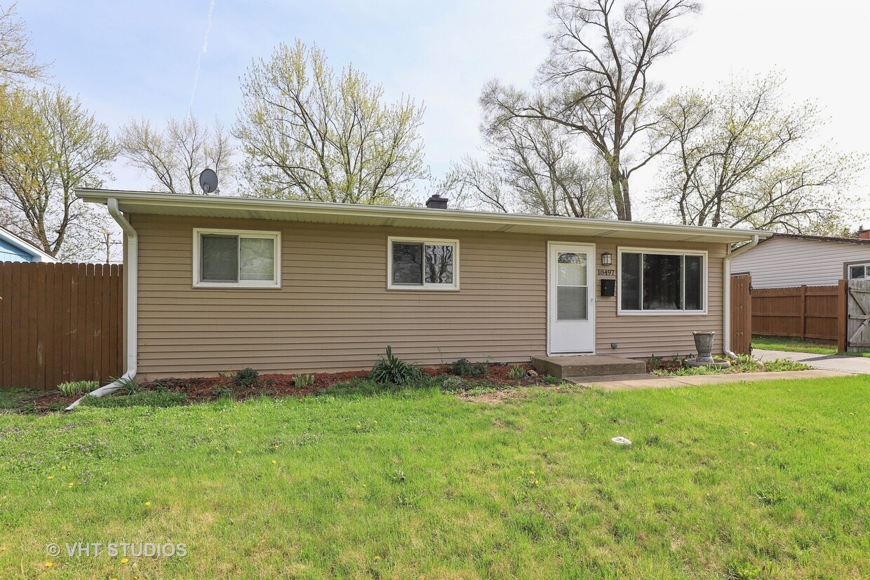 18497 W Woodland Terrace, Gurnee, IL 60031 House Rental in Gurnee, IL