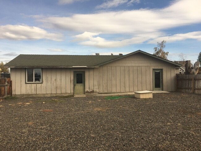 Building Photo - Country Living - 1 Bedroom / 1 Bath Home in Redmond