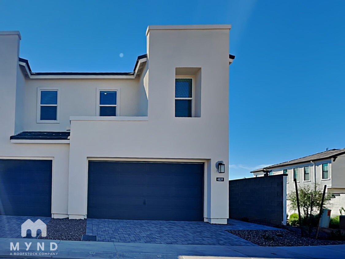 Foto principal - 4839 E Village Dr