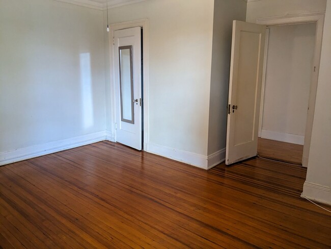 Building Photo - 3 BEDROOM APARTMENT NEXT TO JOHNS HOPKINS ...