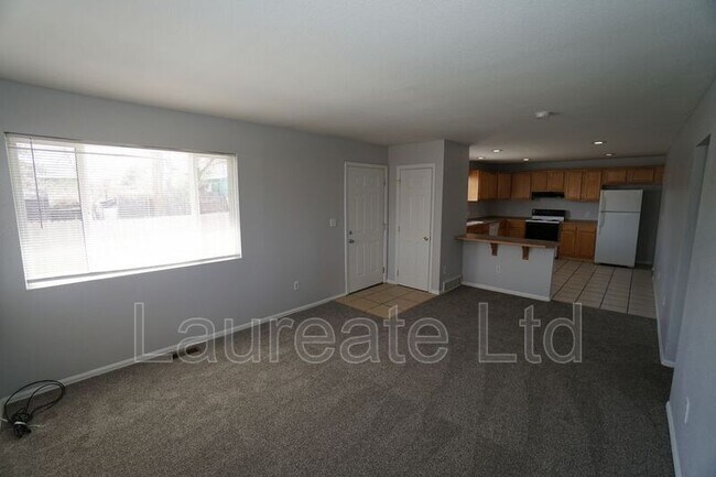 Foto del edificio - 932 Lowell Blvd