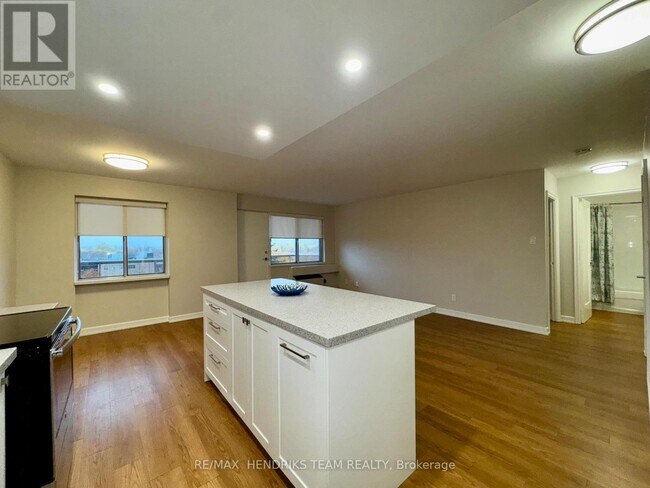 Photo du bâtiment - 608 Lake St