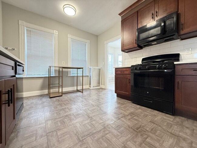 Building Photo - 76 Antwerp St