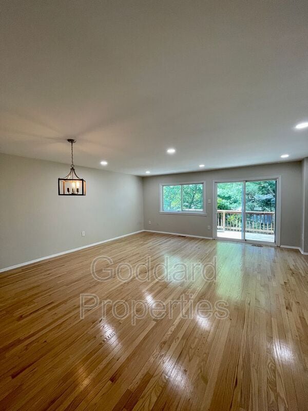 Building Photo - 10 Hamlet Dr