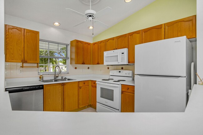 Building Photo - Unfurnished 2 Bedroom condo 10 minutes fro...