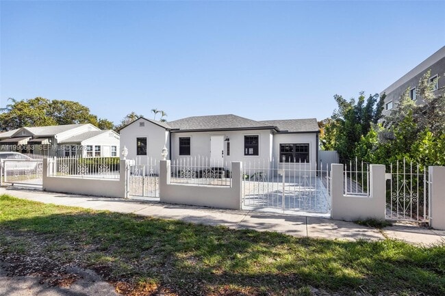 Building Photo - 3640 SW 13th St