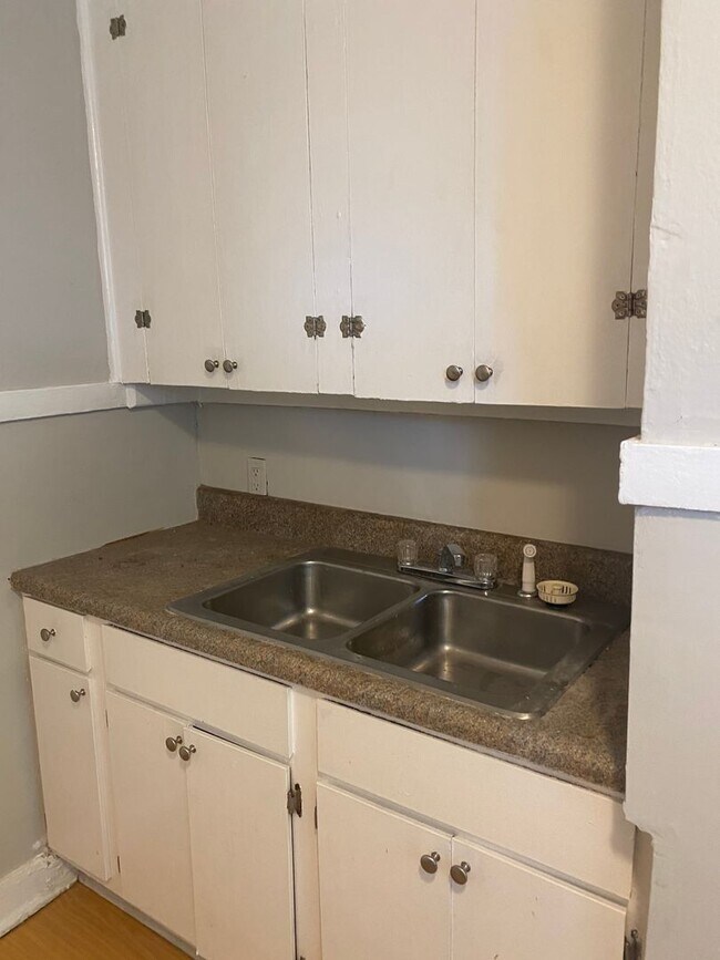 Foto del edificio - 2 bedroom, 1 bath single family cottage av...