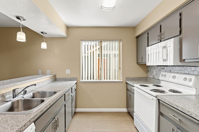 Foto del edificio - Redwood Cove Apartments