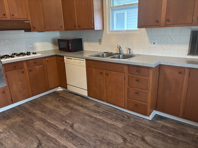 Building Photo - Spacious updated 4 bed 2 bath home in the heart of Rock Island!