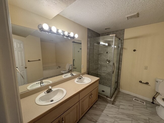 Foto del edificio - 340 Rainbow Ln
