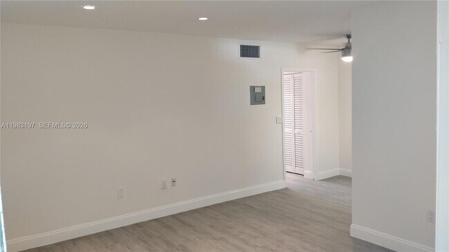 Foto del edificio - 1975 NE 135th St