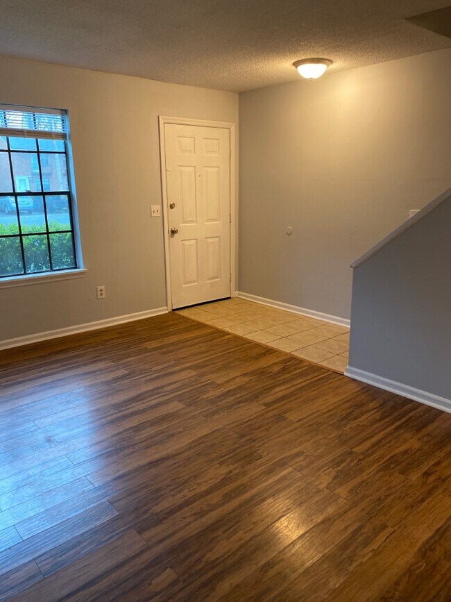 Building Photo - 111 Timber Ln