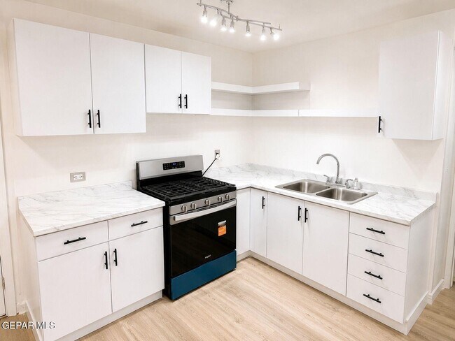 Building Photo - 4809 Sierra Madre Dr