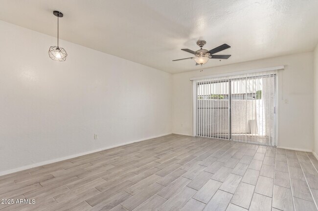 Foto del edificio - 7494 E Earll Dr