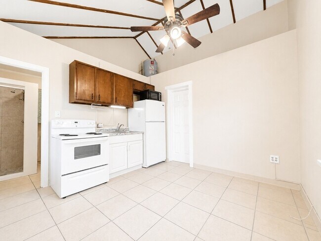 Foto del edificio - Convenient Downtown Living in a Bright and Comfortable 1-Bedroom Studi