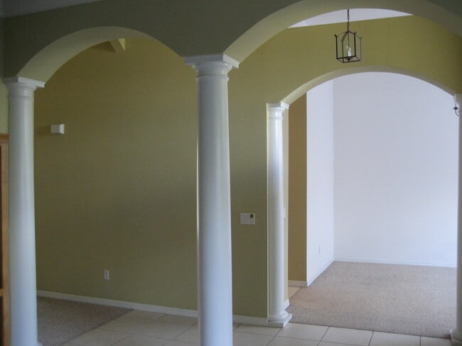 Entrada - 3924 Hollow Crossing Dr