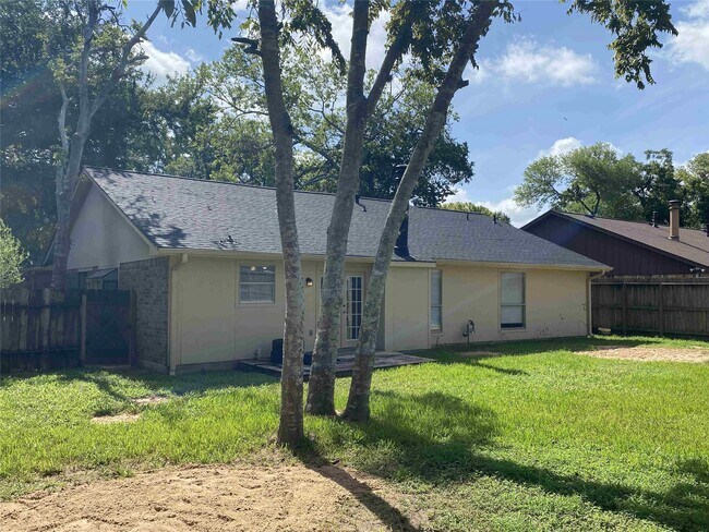 Building Photo - 623 Old Colony Dr