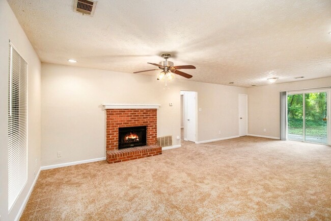 Building Photo - 3 bdrm, 2 bath in Stonecrest!