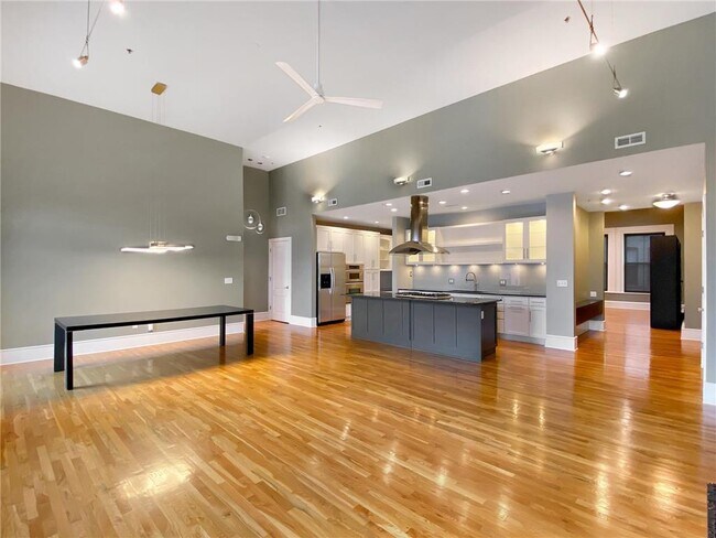 Building Photo - 300 Wall St