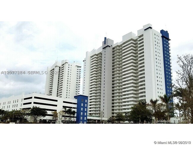 Foto del edificio - 15051 Royal Oaks Ln