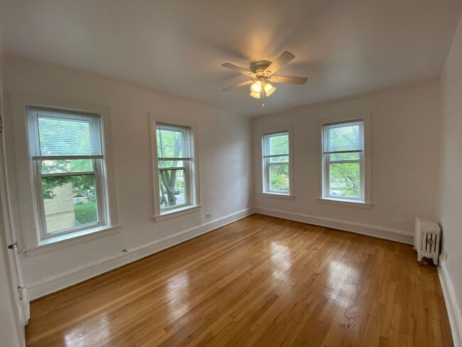 Building Photo - 2652 W Rosemont Ave
