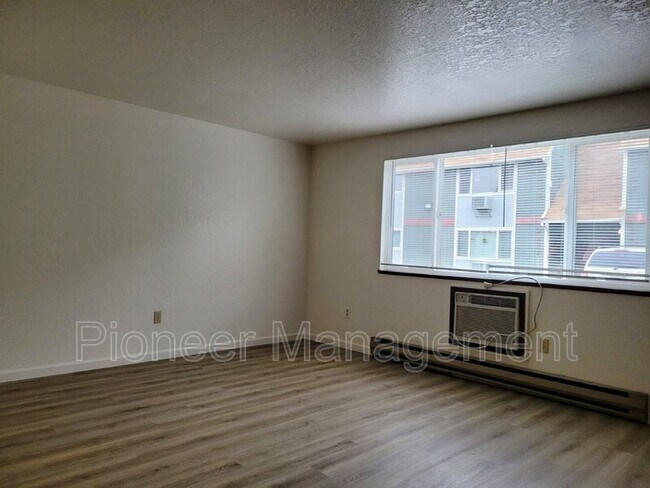 Building Photo - 2469 NE Kerr St