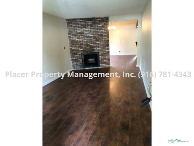 Building Photo - This must see! Nice 2 bdrm Duplex with 1 C...