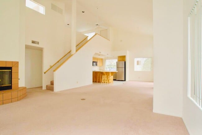 Building Photo - SPACIOUS 2BD/2BA CONDO WITH LOFT IN PB! BL...