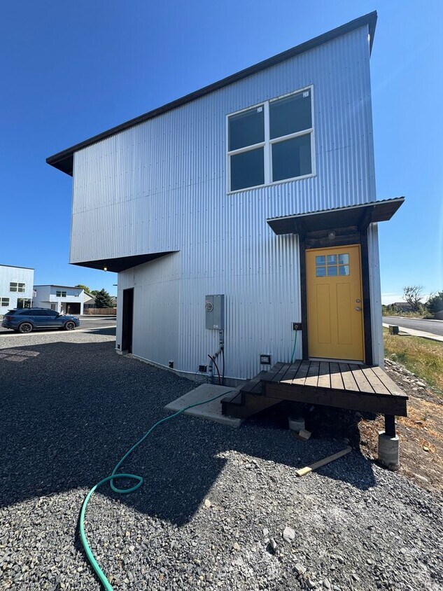 Foto principal - 1BR, 1BA with Huge Garage