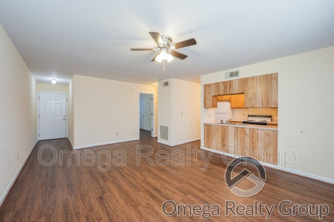 Foto del edificio - 484 Grey Hill Rd