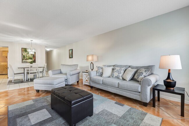 Foto del edificio - ** PALM RIVER ** 2 BED / 2 BATH - CONDO - NORTH NAPLES - TURNKEY - ANNUAL OR SHORT TERM RENTAL