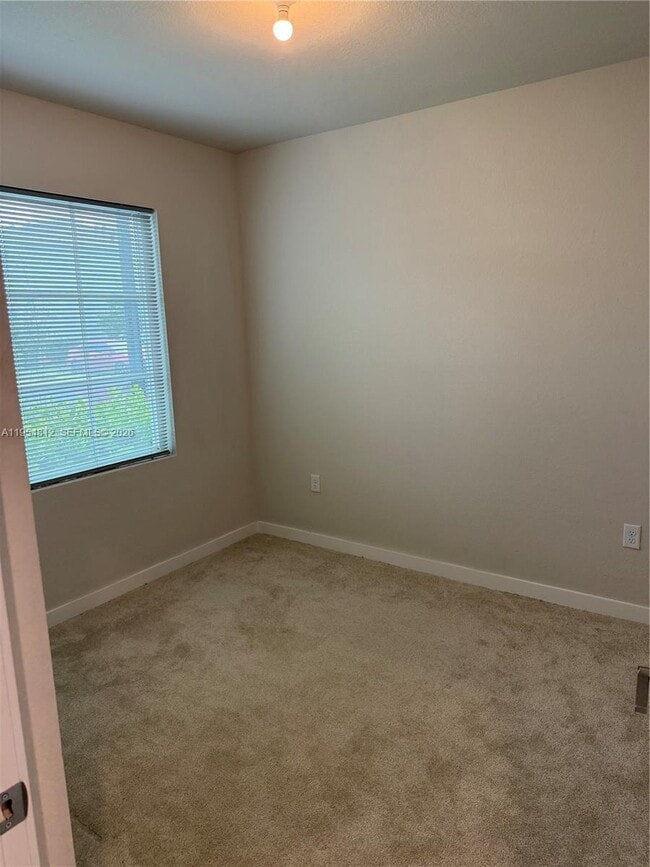 Foto del edificio - 585 NW 11th St