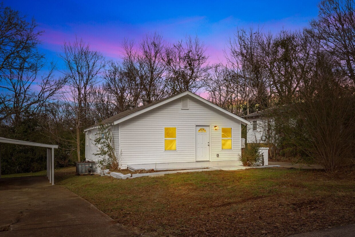 Primary Photo - Cozy and Newly Renovated 3 Bedroom 2 Bath ...