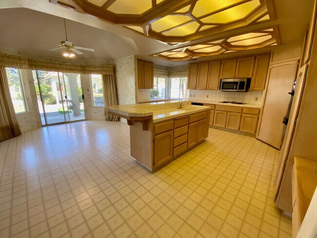 Building Photo - $3,800 West Fresno 5 Bedroom Home with Sol...