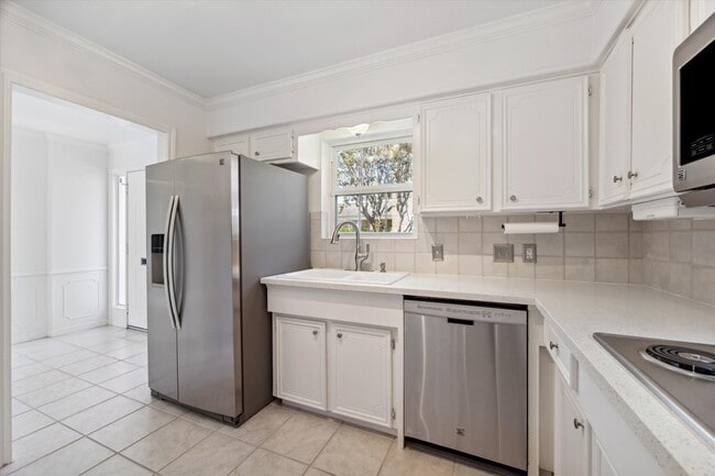 Building Photo - 1833 Saxony Ln