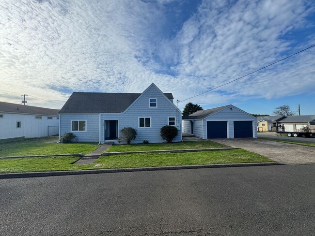 Building Photo - Large Home in Newport!