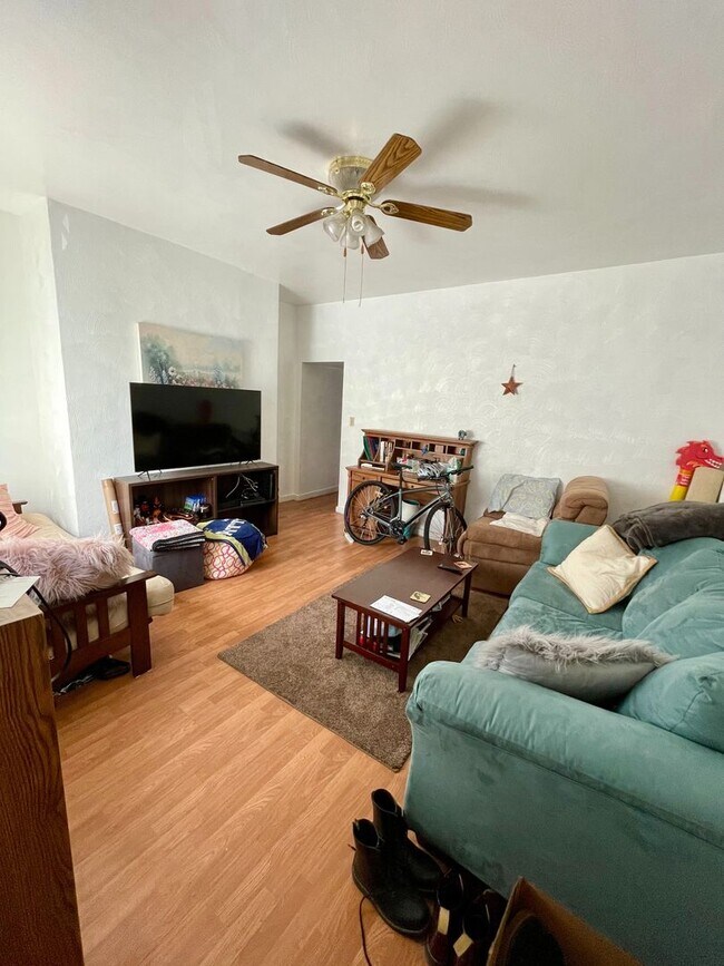 Building Photo - 3 BEDROOM HOME WITH GARAGE IN THE HEART OF...