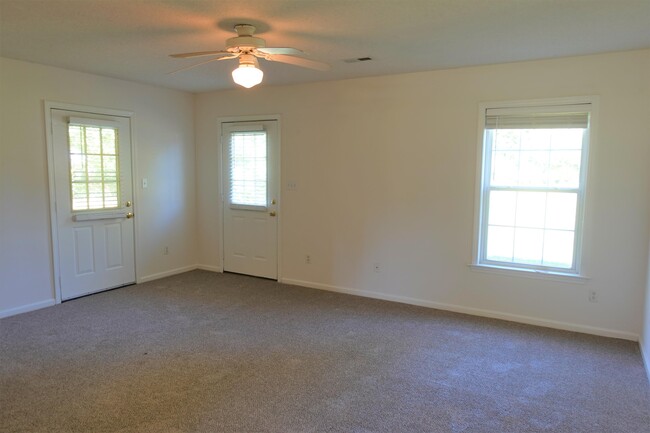 Foto del edificio - 206 River Oaks Cir