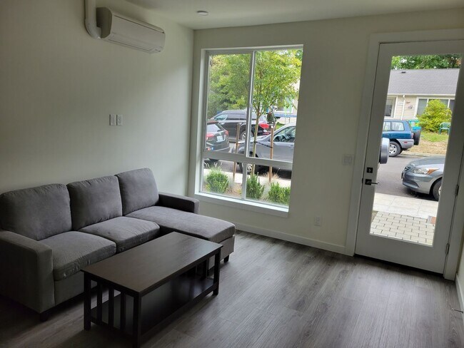 Foto del edificio - 2BR Townhome | Rooftop Balcony | AC | Crow...
