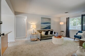 Building Photo - Oaks at Oxon Hill