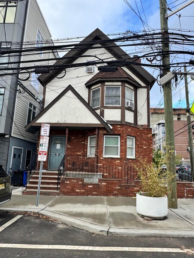 Building Photo - 268 St Pauls Ave