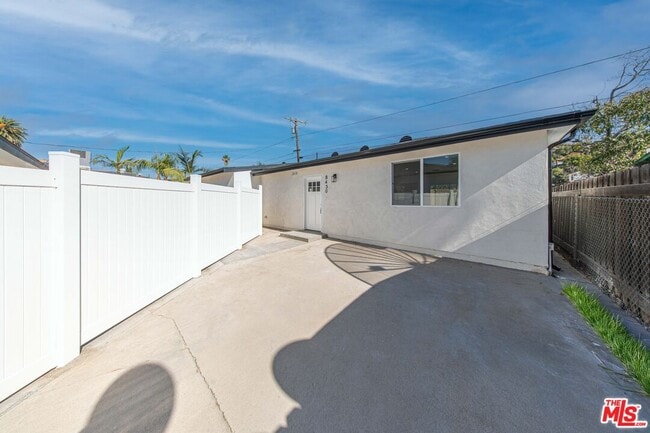 Foto del edificio - 8430 Glenoaks Blvd