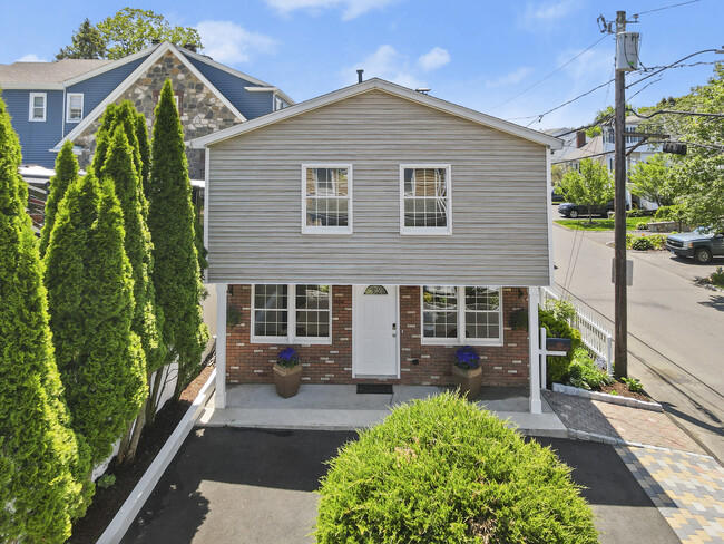 Foto del edificio - 45 Cos Cob Ave