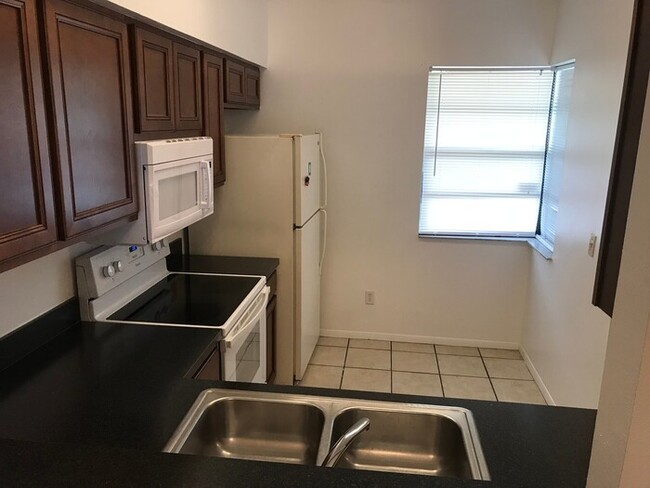 Building Photo - SPACIOUS 3/2 Duplex In Orlando! Great Price!