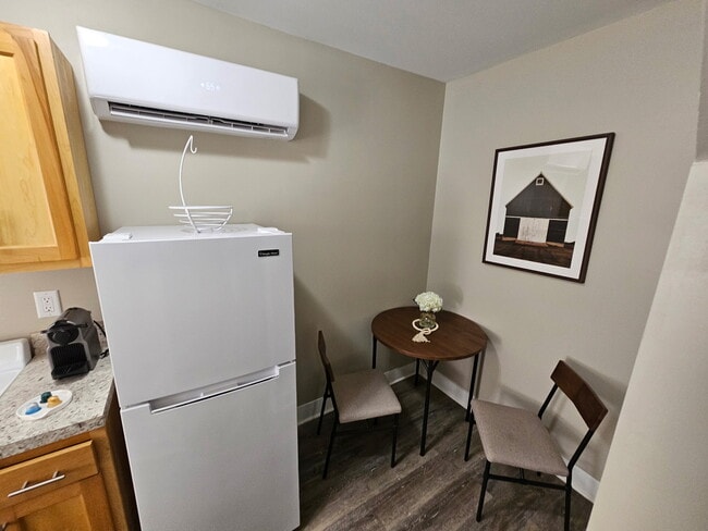 Photo - 525 E Manning St Apartment