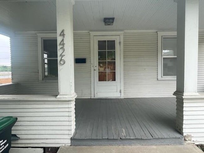 Building Photo - Spacious 3 bed/1.5 Bedroom House Close to ...