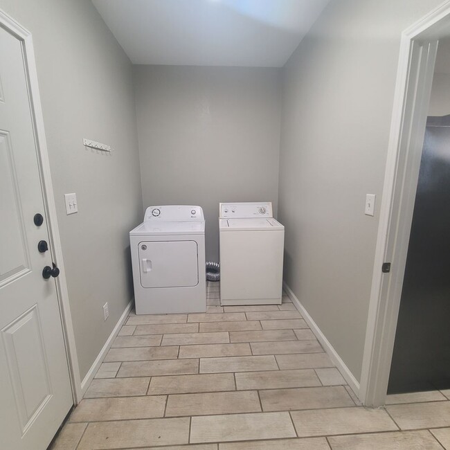 Building Photo - 3 bedroom 3 bathroom home available in July!