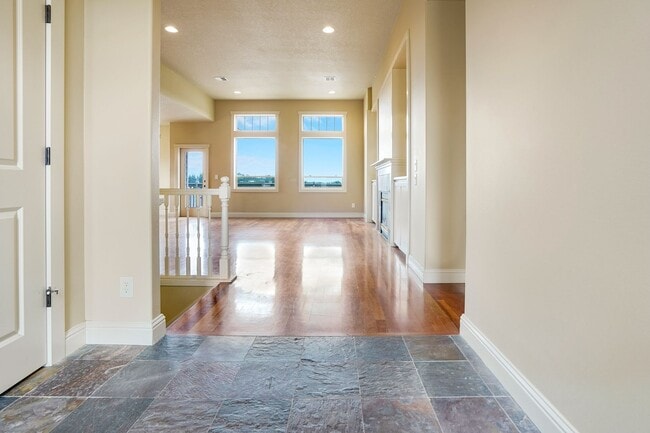 Building Photo - Spacious 4 bed, 3 bath home with sprawling...